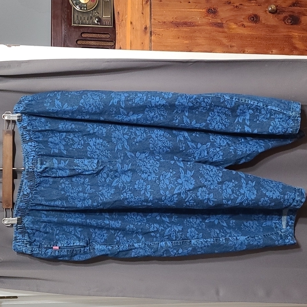 Woman Within Capri Jeans With‎ Blue Floral Pattern Pockets Size 32W EUC